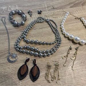 Mixed Women’s Costume Jewelry Bundle